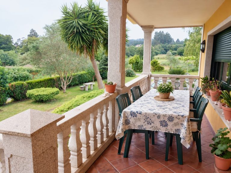 Terraza con mesa y sillas